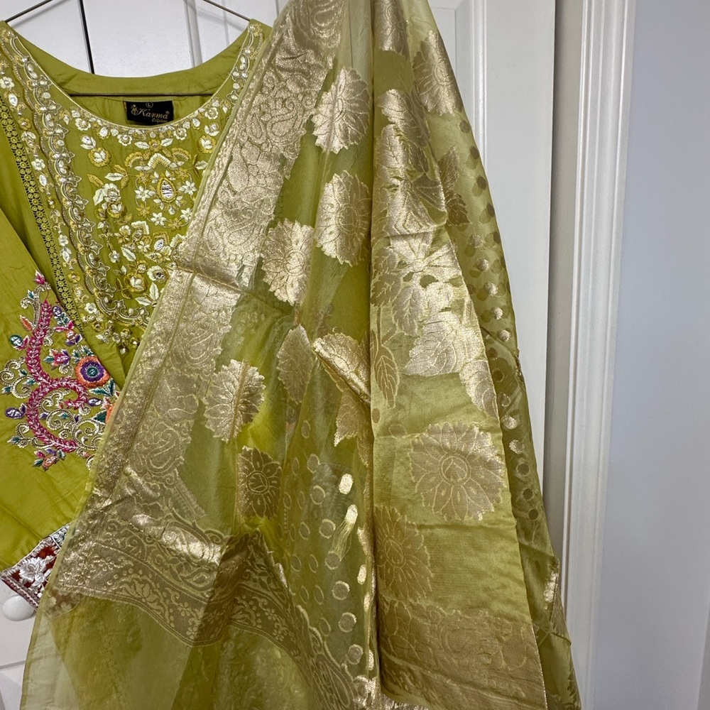 Super Sale‼️Embroidered luxury Green Traditional Outfit by Dikhawa size 24 - Picture 6 of 13